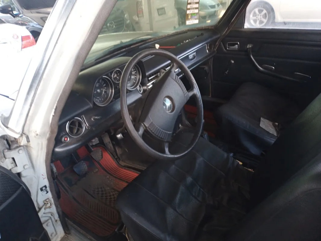 Mercedes Benz 200 1975 interior