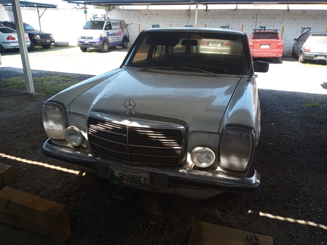 Mercedes Benz 200 1975