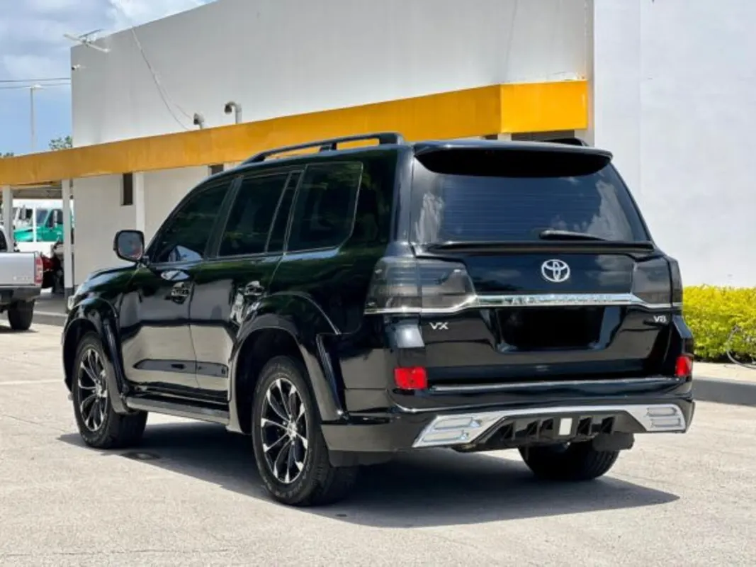 Toyota Land Cruiser back